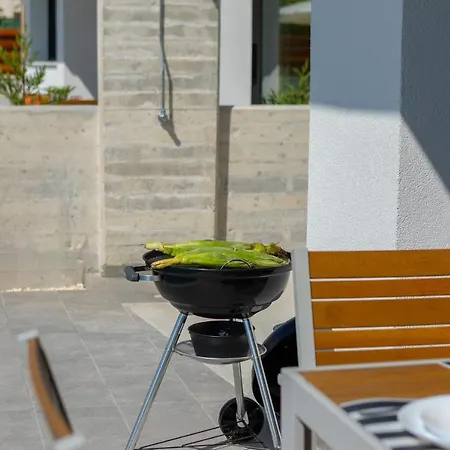 Villa Oniro, Walking Distance To Coral Bay *